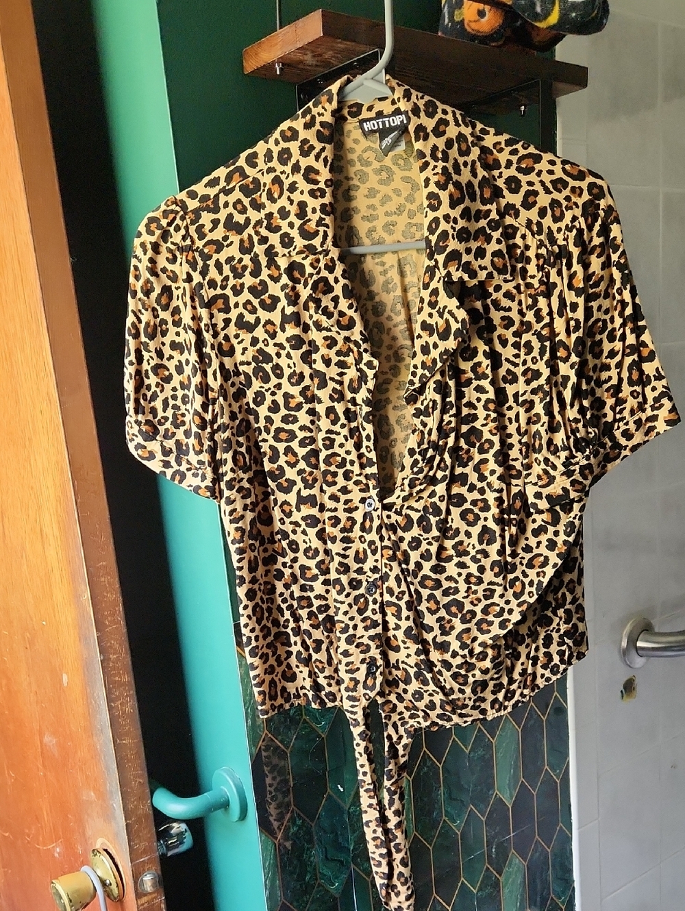 Hot Topic Leopard-Print Tie-Front Button-Down Blouse in Tan and Black